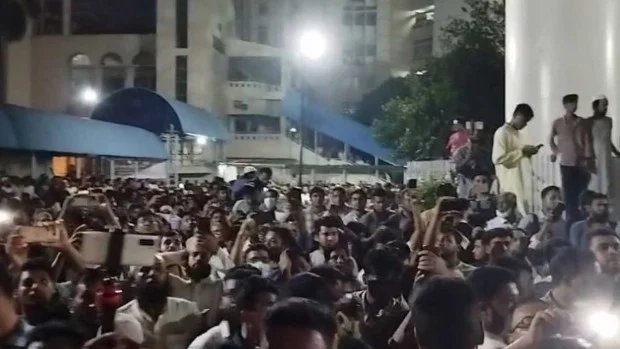 সাঈদীর মৃত্যু, বিএসএমএমইউয়ের সামনে জনতার ঢল