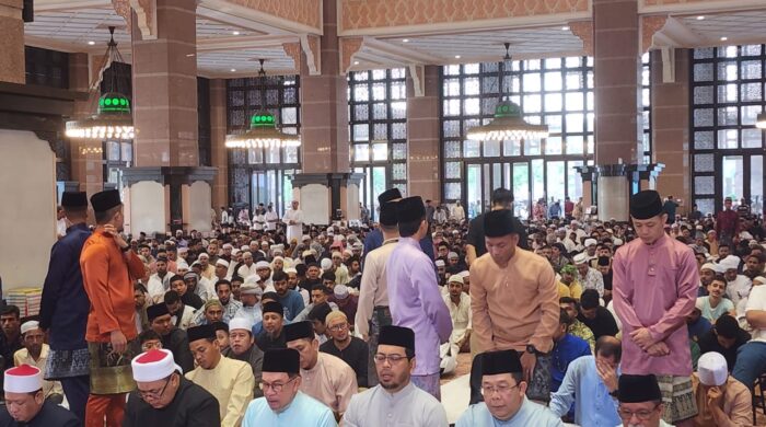 মালয়েশিয়ার প্রধানমন্ত্রী আনোয়ার ইব্রাহিমের পুত্রজায়ার লোকদের সাথে ঈদুল আজহার নামাজ আদায়