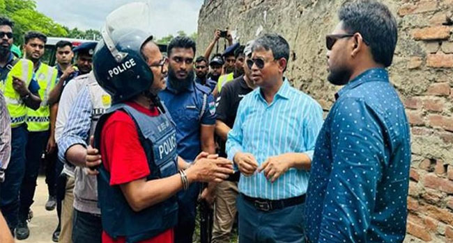 আসামির সাথে কথা বলছেন অতিরিক্ত কমিশনার হারুন অর রশীদ। - ছবি : সংগৃহীত