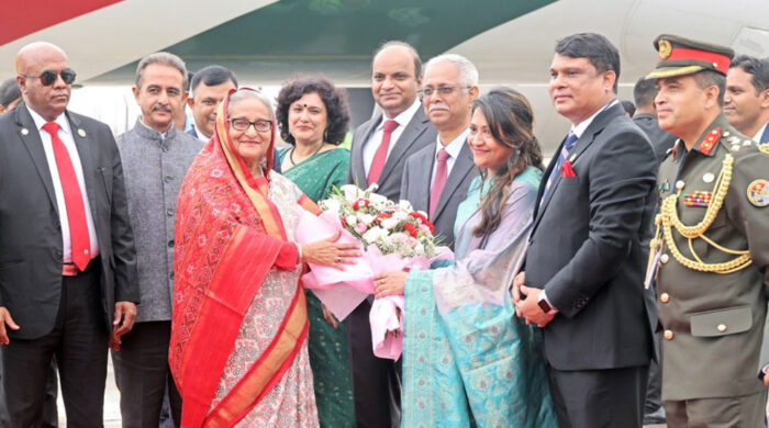 বিমানবন্দরে শেখ হাসিনাকে ভারতের উচ্চ পর্যায়ের একটি প্রতিনিধিদল এবং বাংলাদেশের হাইকমিশনার মো. মোস্তাফিজুর রহমান ও তার স্ত্রী অভ্যর্থনা জানান।