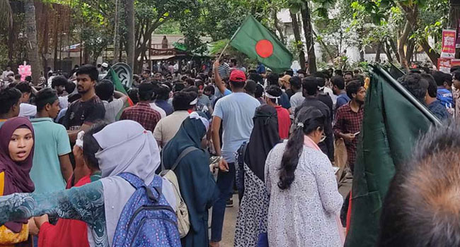 ৩টা থেকে আন্দোলনকারী শিক্ষার্থীরা গ্রন্থাগারের সামনে বিক্ষিপ্তভাবে জড়ো হতে থাকেন। - ছবি : সংগৃহীত