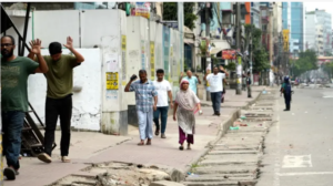 বাড্ডায় পুলিশের সামনে হাত তুলে রাস্তায় চলাচল করছে মানুষজন