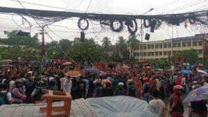 রাজধানীর মিরপুর-১০ এ শিক্ষার্থীদের শান্তিপূর্ণ কর্মসূচিতে স্বৈরাচারী পুলিশের বাঁধা।