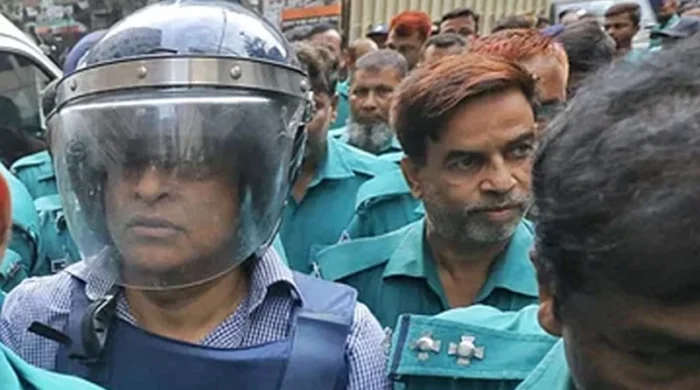 সাবেক সেনা কর্মকর্তা জিয়াউল আহসানকে আদালতে নেয়া হচ্ছে। ছবি: সংগৃহীত