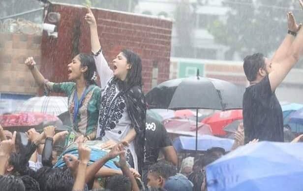 ঢাকার আফতাবনগর, উত্তরায় বৃষ্টিতে ভিজে শিক্ষার্থীদের মিছিল