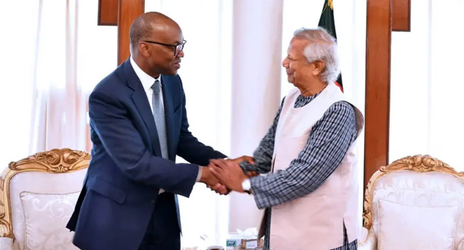 বাংলাদেশে বিশ্বব্যাংকের কান্ট্রি ডিরেক্টর আবদৌলায়ে সেক ঢাকায় প্রধান উপদেষ্টা অধ্যাপক মুহাম্মদ ইউনুসের সাথে সাক্ষাৎ করেন - ছবি : বিবিসি