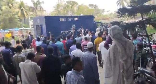 নোয়াখালীতে আদালত প্রাঙ্গণে দলীয় স্লোগান দেন আওয়ামী লীগের নেতাকর্মীরা