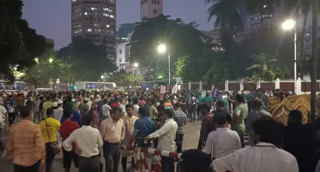 বঙ্গভবনের সামনের রাস্তা অবরোধ করে বিক্ষোভ