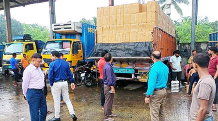 বেনাপোল স্থলবন্দরে শুল্কায়ন জটিলতায় ২ লাখ ৩১ হাজার মুরগির ডিমবোঝাই একটি ট্রাক দুই দিন ধরে আটকে আছে।