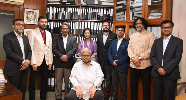 ড. কামাল হোসেনের সাথে সংবিধান সংস্কার কমিশনের সদস্যরা - ছবি : বাসস