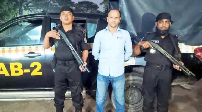 রাজধানীর মোহাম্মদপুরে জেনেভা ক্যাম্পের রাজ হত্যাকাণ্ডসহ ছয় মামলার আসামি মো. আরমান ওরফে বোমা আরমানকে (৪২) গ্রেপ্তর করেছে র‍্যাব।