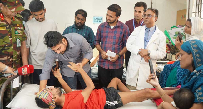 হাসপাতালে চিকিৎসাধীন আহতদের একজনকে দেখতে গিয়েছিলেন অন্তর্বর্তী সরকারের দুই উপদেষ্টা - ফাইল ছবি