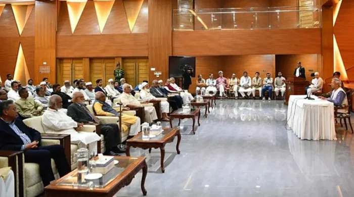 সর্বদলীয় বৈঠকে অংশ নেয় বিভিন্ন রাজনৈতিক দল।
