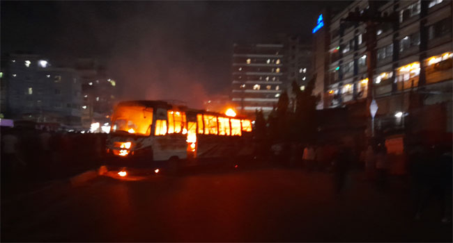 গাজীপুরে ৪ বাসে আগুন দিলো পোশাকশ্রমিকরা