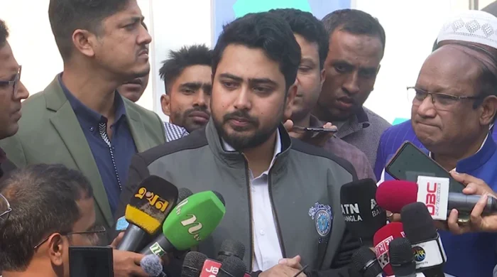 সচিবালয়ের সামনে সাংবাদিকদের কাছে বক্তব্য রাখছেন উপদেষ্টা নাহিদ ইসলাম