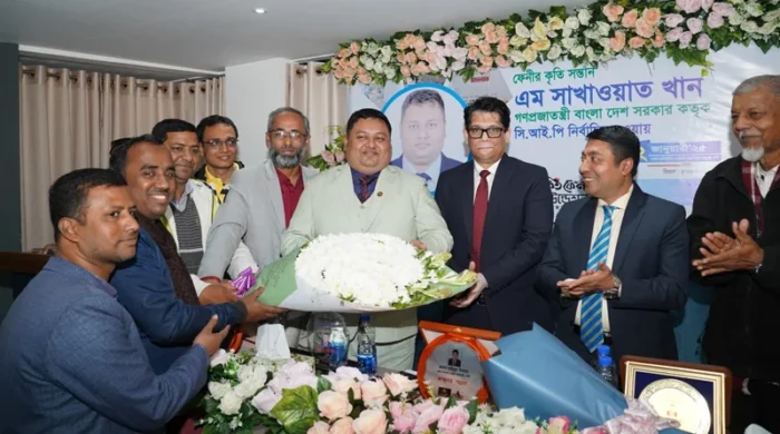 আ. লীগ নেতাকে সংবর্ধনা, অতিথি ডিসি-এসপি ও বিএনপি নেতারা।