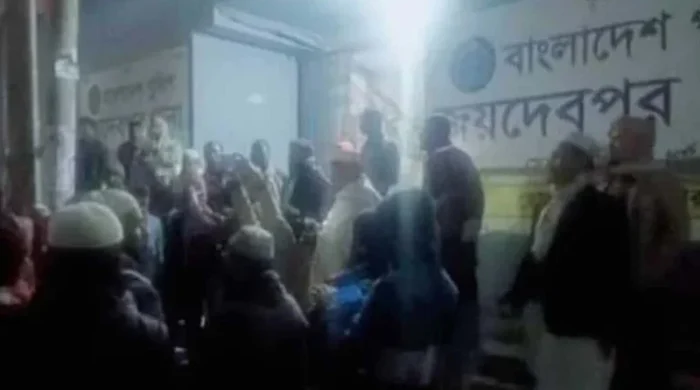 সন্দেহভাজন আসামি হিসেবে শফিকুল ইসলাম সিকদার নামে আওয়ামী লীগের এক নেতাকে গ্রেপ্তার করে গাজীপুরের জয়দেবপুর থানা পুলিশ। পরে ওই নেতাকে ছাড়িয়ে নিতে বিক্ষোভ মিছিল করেন জামায়াতে ইসলামীর নেতারা। শুক্রবার (৩ জানুয়ারি) সন্ধ্যায় ওই নেতাকে গ্রেপ্তার করে পুলিশ। পুলিশ জানায়, শুক্রবার সন্ধ্যায় একটি মামলায় সন্দেহভাজন আসামি হিসেবে পুলিশ সদর উপজেলার মির্জাপুর ইউনিয়নের ২ নম্বর ওয়ার্ড আওয়ামী লীগের সাংগঠনিক সম্পাদক শফিকুলকে গ্রেপ্তার করে। তাকে গ্রেপ্তারের খবর পেয়ে জামায়াতের ৫০-৬০ জন নেতাকর্মী এসে হোতাপাড়া এলাকায় জয়দেবপুর থানার সামনে এসে বিক্ষোভ মিছিল করেন। জয়দেবপুর থানার ভারপ্রাপ্ত কর্মকর্তা (ওসি) মো. আবদুল হালিম বলেন, ‘ওই আওয়ামী লীগ নেতাকে গ্রেপ্তারের পর তাকে ছাড়িয়ে নিতে কিছু লোকজন থানায় এসেছিলেন। তবে তাকে ছাড়া হয়নি। একটি মামলার সাসপেক্ট হিসেবে আনা হয়েছে তাকে। এদিকে জামায়াতে ইসলামীর গাজীপুর সদর উপজেলার নায়েবে আমির আব্দুল বারী সাংবাদিকদের জানান, শফিকুল আমাদের সংগঠনের লোক। শফিকুল সিকদার ২০১৮ সালের আগে আওয়ামী লীগের রাজনীতির সঙ্গে জড়িত ছিলেন। ২০১৮ সালের পর তিনি আওয়ামী লীগের সঙ্গে যুক্ত ছিলেন না। এ কারণে তিনি পরে জামায়াতের ফরম পূরণ করে আমাদের রাজনীতিতে যুক্ত হয়েছেন।