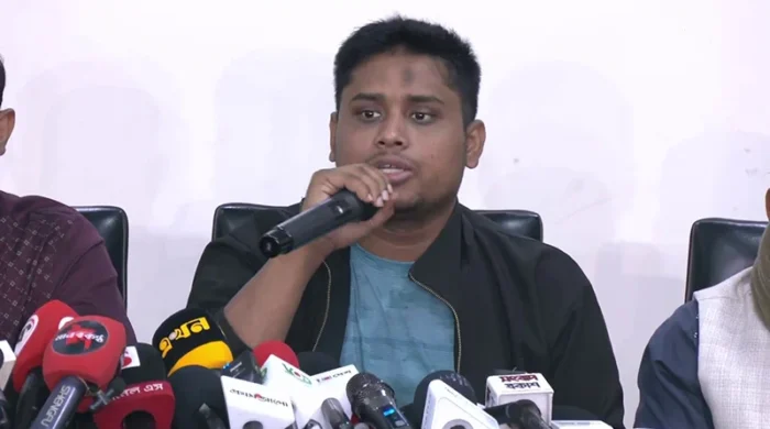 কেন্দ্রীয় কার্যালয়ে আয়োজিত সংবাদ সম্মেলনে বক্তব্য রাখছেন হাসনাত আবদুল্লাহ।