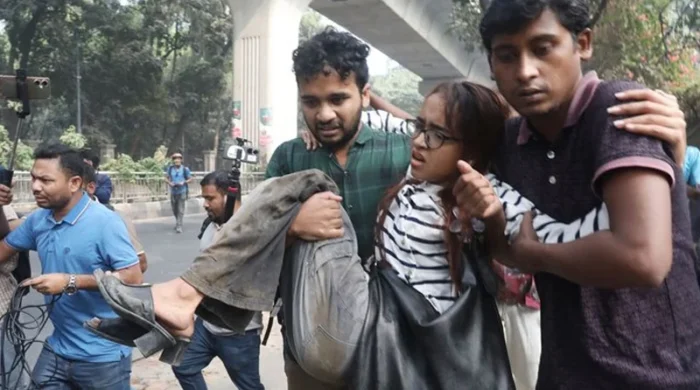 হামলায় আহতদের একজনকে নিরাপদে সরিয়ে নেয়া হচ্ছে। ছবি: সংগৃহীত