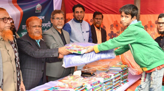 বস্তি ভিত্তিক স্কুলের সুবিধা বঞ্চিত শিশুদের মাঝে শীতবস্ত্র উপহার ও বই উৎসব অনুষ্ঠান অনুষ্ঠিত