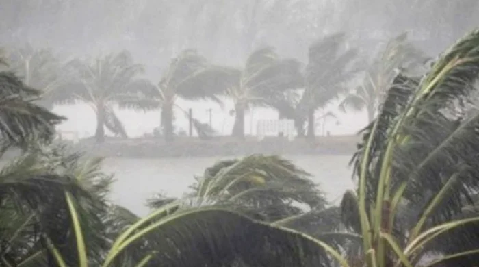 দেশের ১৩ জেলায় রাত ১টার মধ্যে ঘণ্টায় সর্বোচ্চ ৬০ কি.মি. বেগে ঝড় হতে পারে।