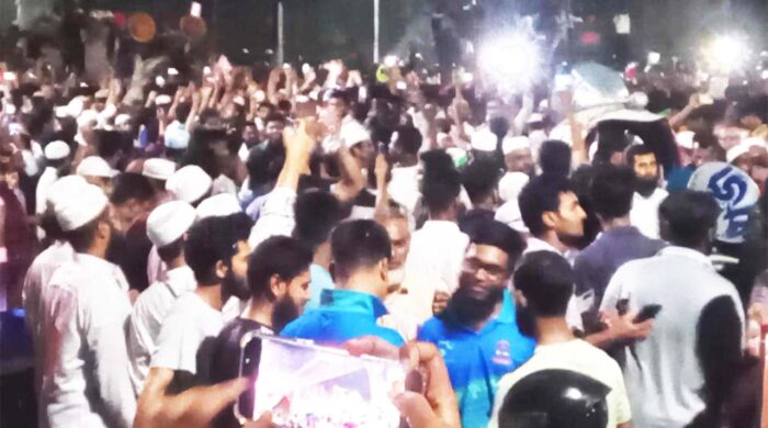 স্বৈরাচার আওয়ামী লীগের বিরুদ্ধে এই চূড়ান্ত বিজয় লাভের পর ঢাকা এখন পরিণত হয়েছে উৎসবের নগরীতে।