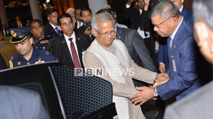 মালয়েশিয়ার বিমানবন্দরে প্রধান উপদেষ্টা ড. মুহাম্মদ ইউনুস ও মালয়েশিয়ার স্বরাষ্ট্রমন্ত্রী সাইফুদ্দিন নাসুশন ইসমাইল